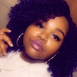 Meet your Posher, Denae